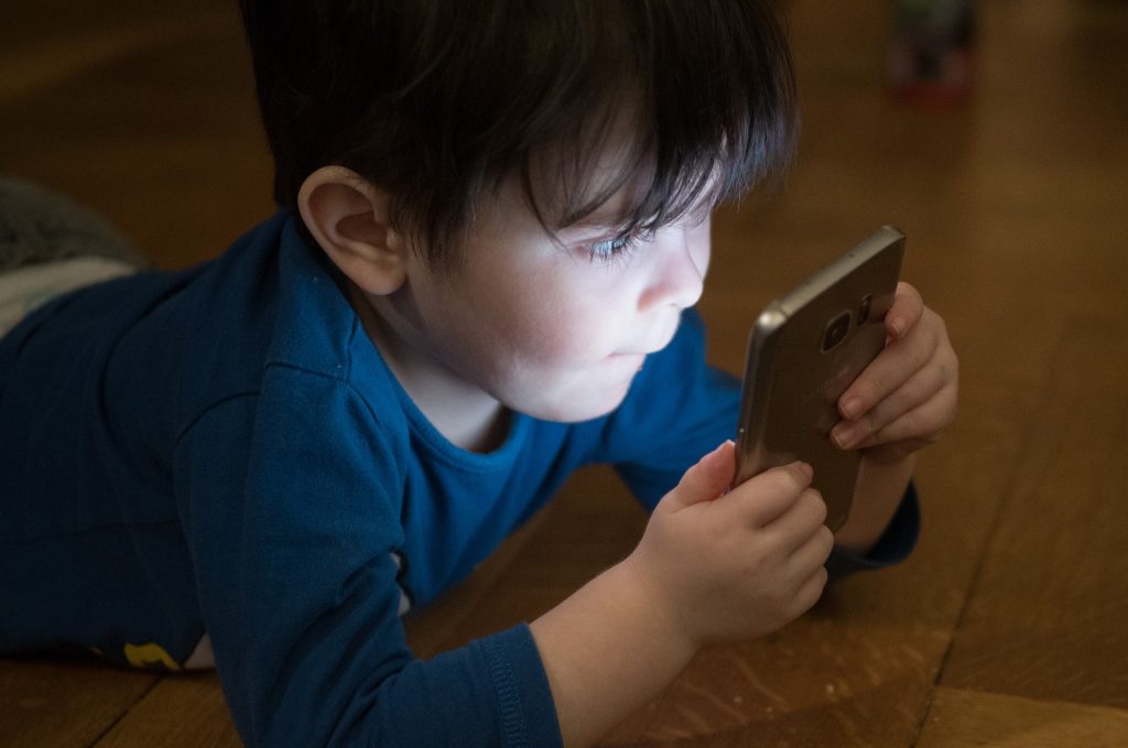 enfant devant un téléphone